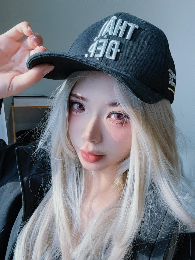Streamer Remind Stuns Fans with Stunning New Looks 6 Remind cosplay smiling