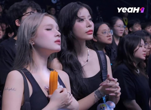 MisThy’s Onstage Kiss Shocks Streamer Bank 2 Streamer Bank watching the scene