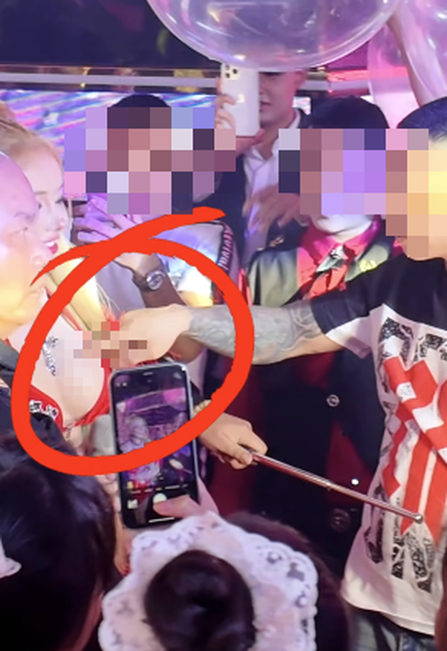 Ngân 98 Shocked by Fan’s Inappropriate Touch at Event 3 Ngân 98’s shocked reaction