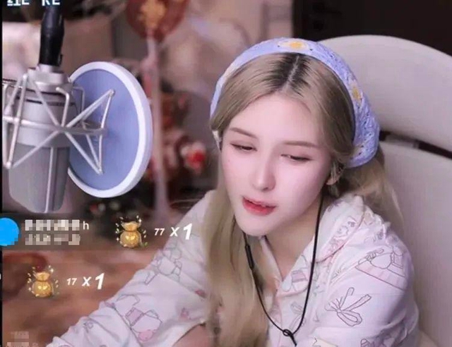 Streamer Kiki Faces Backlash After Complaining About Money 3 Viewer comments on livestream