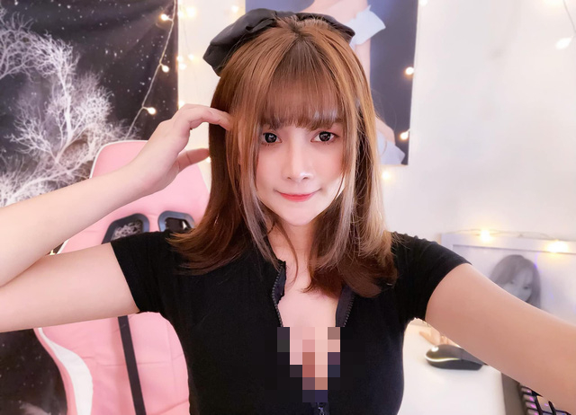 Streamer Lyly Sury Shares Real Body Pics, Fans Call Out Filters 2 Lyly Sury posing confidently