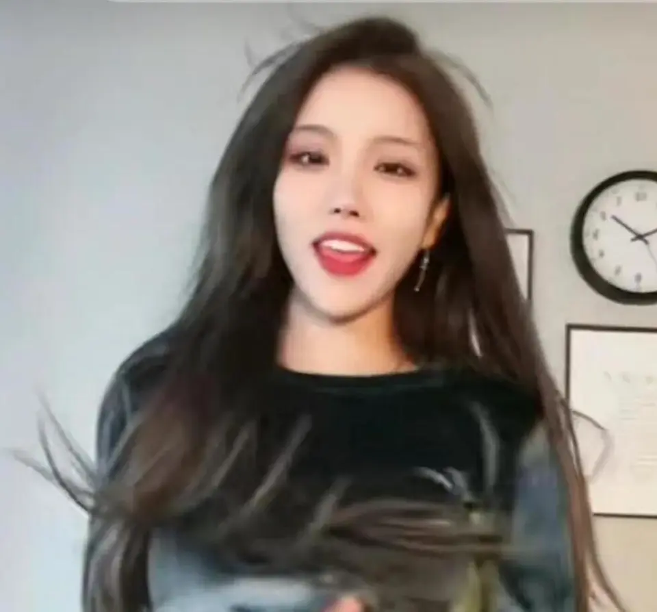 Streamer Goes Live Right After Skull Surgery 4 Duong Lieu interacting with fans during livestream