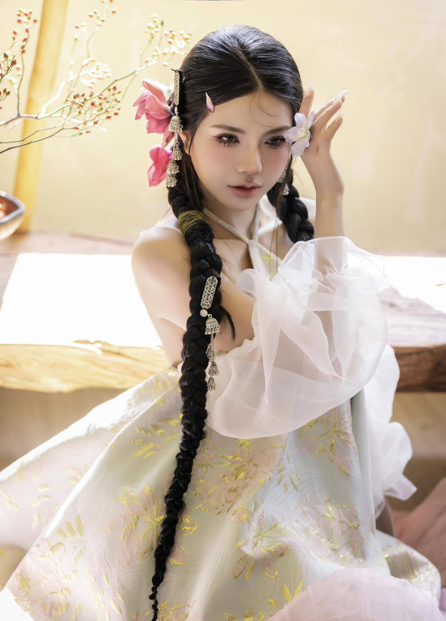 Mai Dora's alluring new look impresses fans