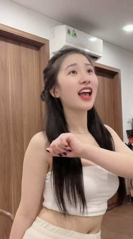 Tiểu Hý Recreates Viral Clip but Fans React Differently 1 Tiểu Hý dancing in white tube top