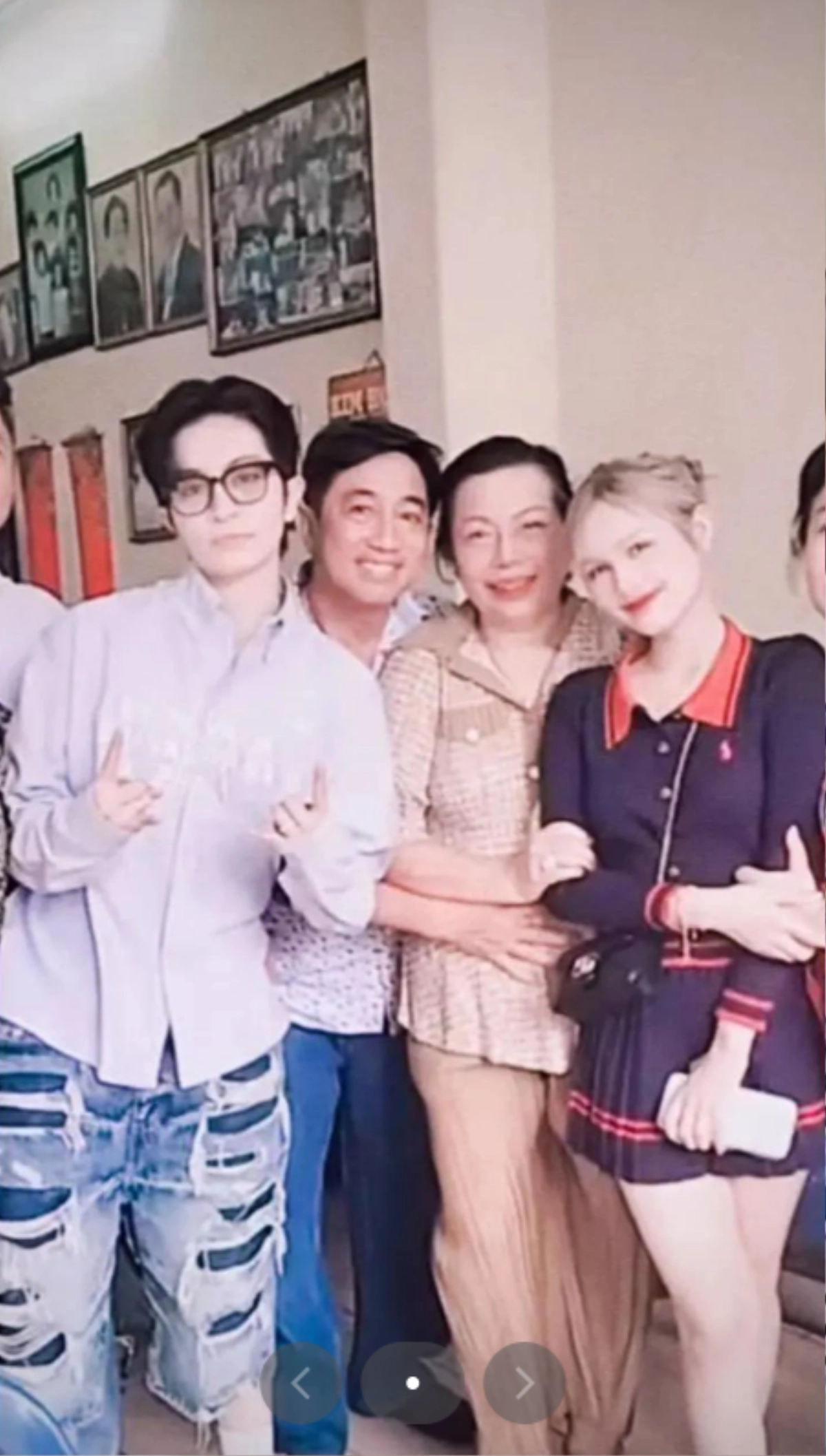 Xoài Non and Gil Lê Hint at Wedding Plans at WeChoice Awards 7 Xoài Non with Gil Lê's mother