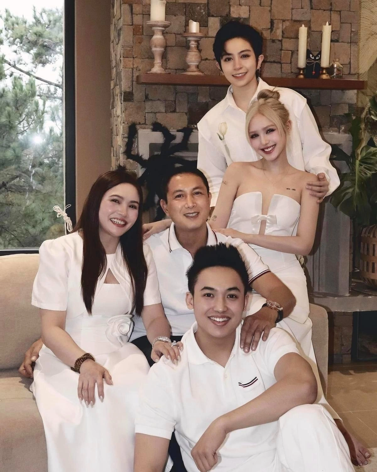 Xoài Non and Gil Lê Hint at Wedding Plans at WeChoice Awards 8 Gil Lê matching outfits with Xoài Non's family
