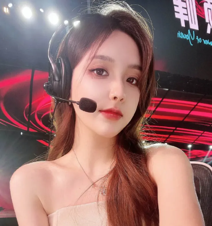 LPL’s Gorgeous Streamer Caught in Messy Room Live on Stream 1 Streamer Rita portrait