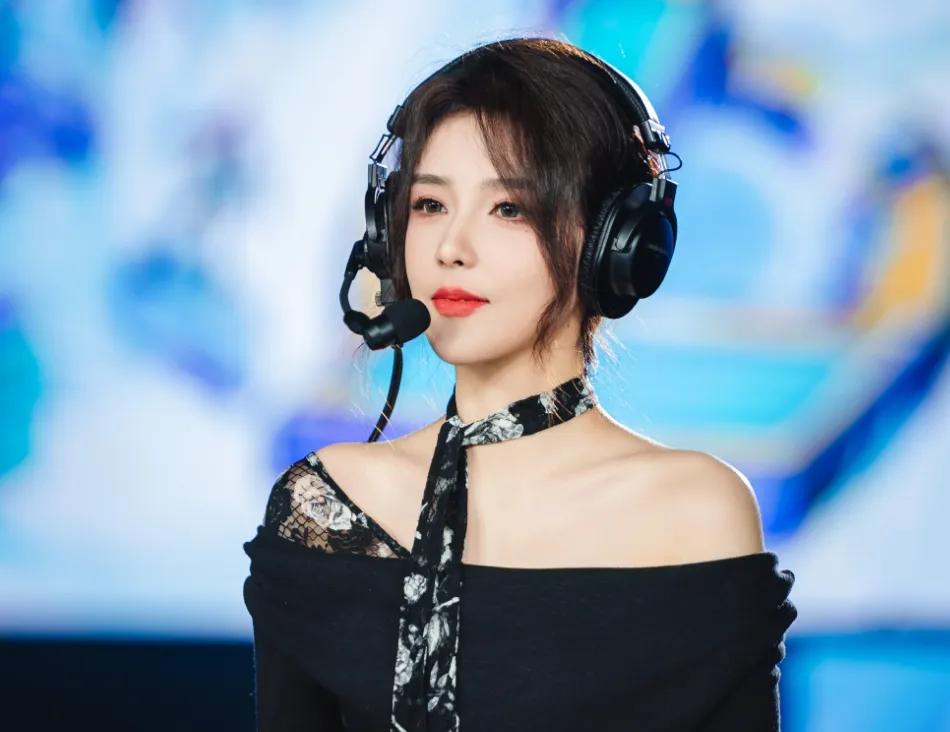 LPL’s Gorgeous Streamer Caught in Messy Room Live on Stream 2 Rita on LPL stage