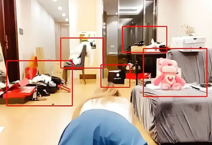 LPL’s Gorgeous Streamer Caught in Messy Room Live on Stream 3 Messy streamer room