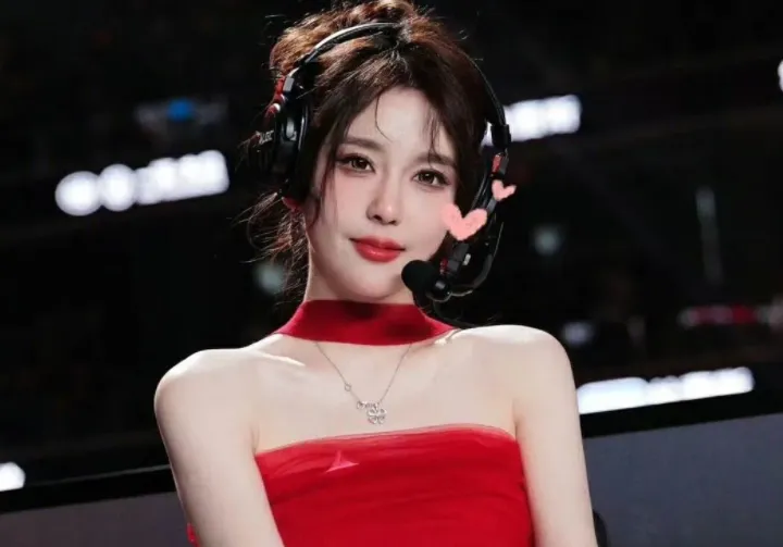 LPL’s Gorgeous Streamer Caught in Messy Room Live on Stream 4 Rita smiling on stream
