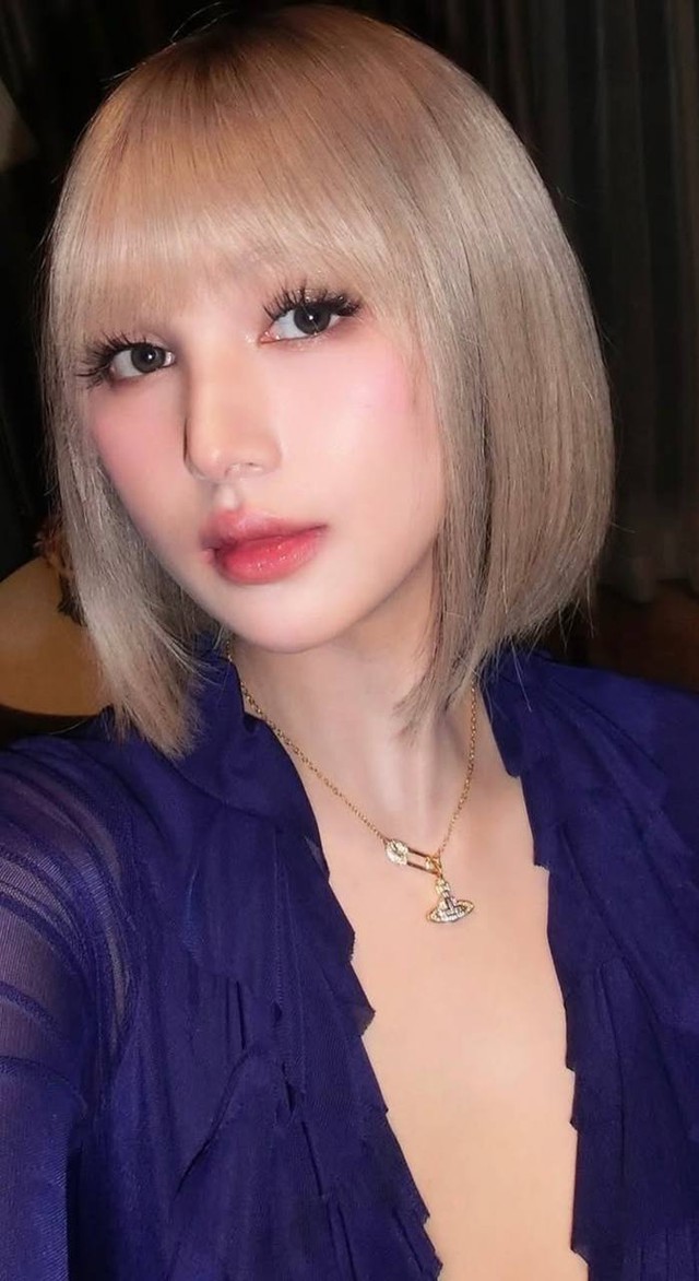 Xoài Non’s New Look Sparks Concern Among Fans 5 Close-up of Xoài Non's necklace