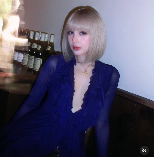 Xoài Non’s New Look Sparks Concern Among Fans 2 Xoài Non posing with Gil Lê
