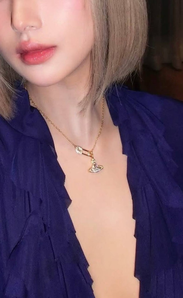 Xoài Non’s New Look Sparks Concern Among Fans 6 Xoài Non wearing safety pin necklace