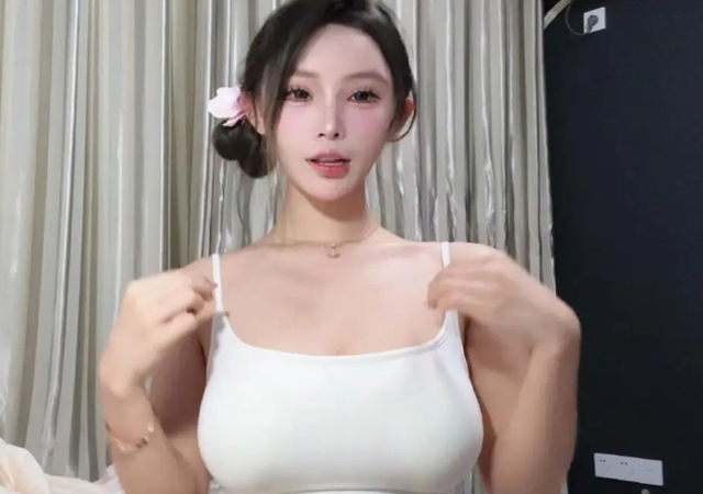 Streamer Tiểu Duyệt Faces Backlash After On-Stream Incident 1 Streamer Tiểu Duyệt on livestream