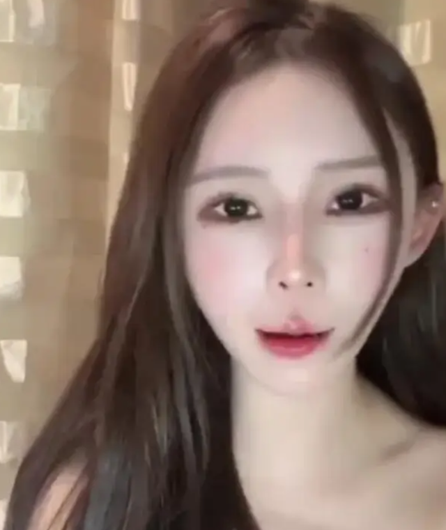 Streamer Tiểu Duyệt Faces Backlash After On-Stream Incident 2 Tiểu Duyệt upset with her mother on stream