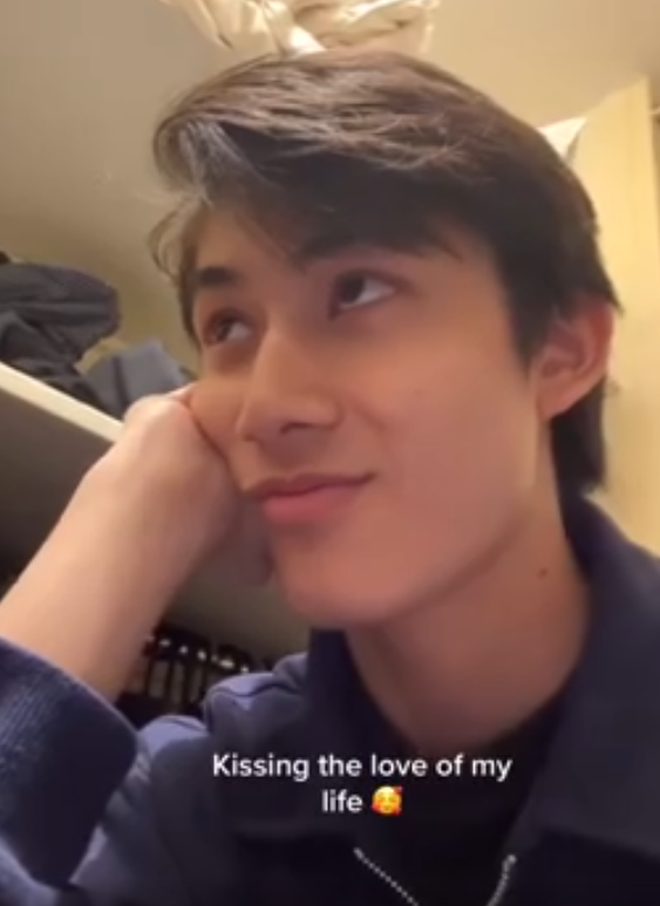 Ex-Pro Gamer Shares Sweet Self-Love Clip After Breakup 4 Matthis kissing himself in mirror clip