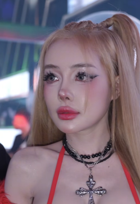 Ngân 98 Shocked by Fan’s Inappropriate Touch at Event 7 Security intervening
