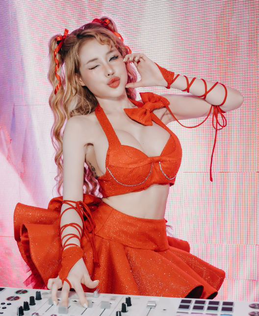 Ngân 98 Shocked by Fan’s Inappropriate Touch at Event 1 Ngân 98 in a revealing outfit