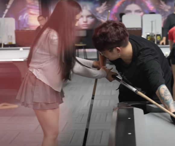 Esports Star M.C Sparks Drama Over Outfit Choice 5 M.C interacting with players