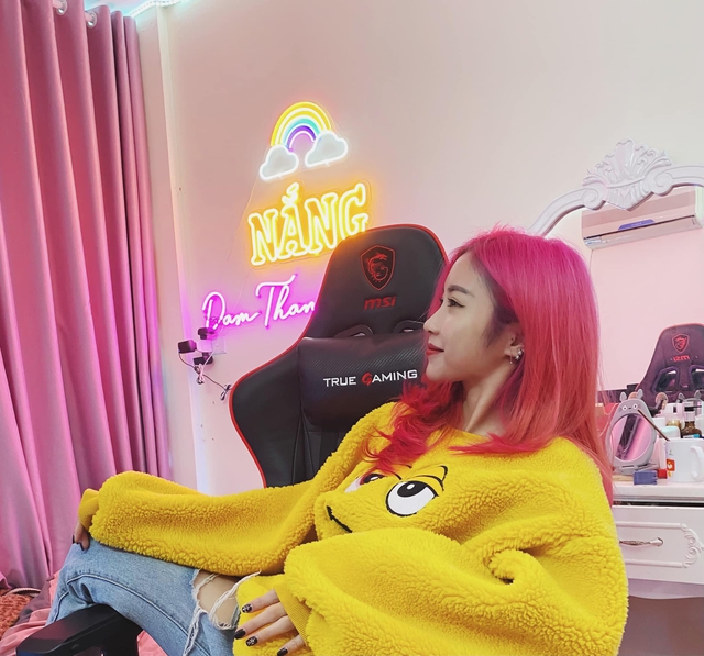 Streamer Nắng Stuns Fans with Dreamy New Looks 8 Nắng’s casual gaming moments