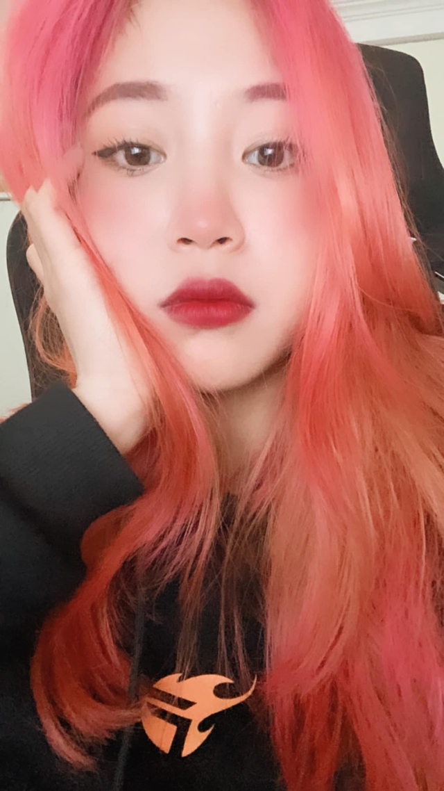 Streamer Nắng Stuns Fans with Dreamy New Looks 9 Nắng’s fun and relaxed gaming style
