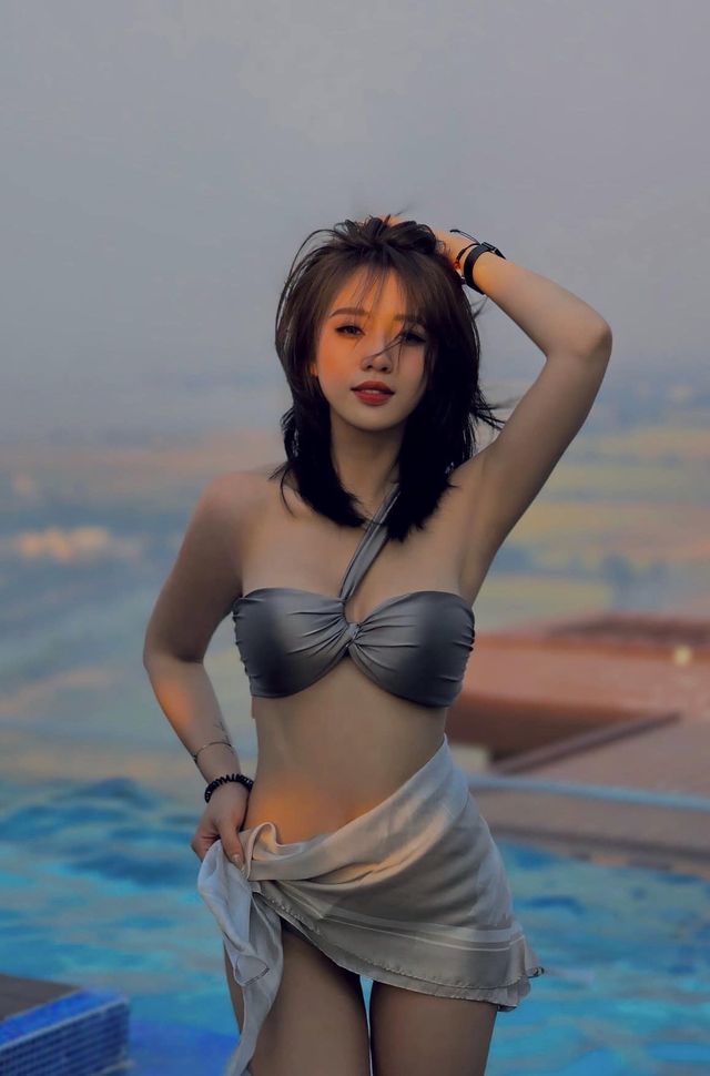 Hà Kim stylish outfit