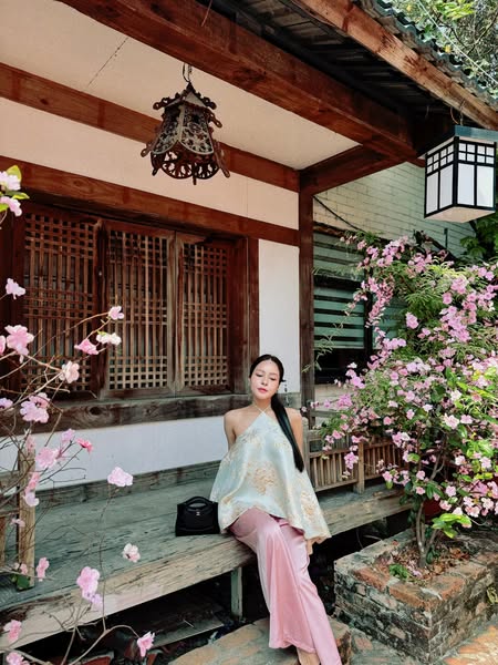 Trâm Anh Stuns in Bold Outfit Despite Similar Look to Mai Dora 4 Trâm Anh's graceful pose in backless dress