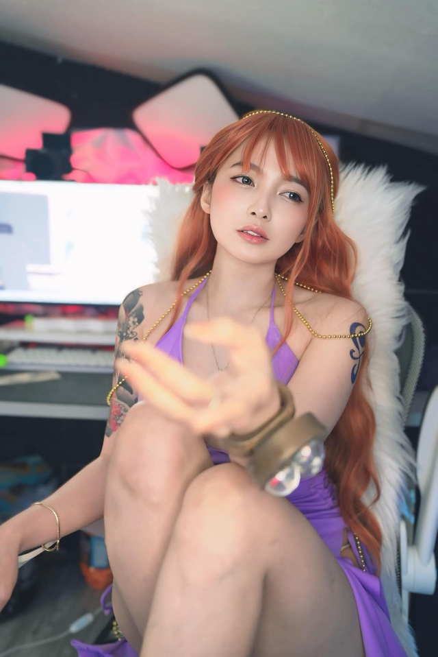 Kazumi’s Stunning Nami Cosplay Wows Fans 3 Kazumi as Nami cosplay full body