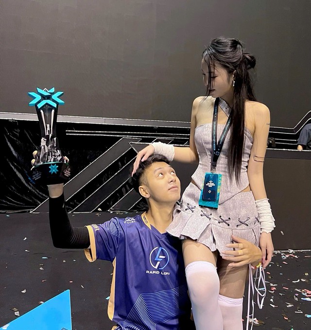 Nana and Suka affectionate photo 3