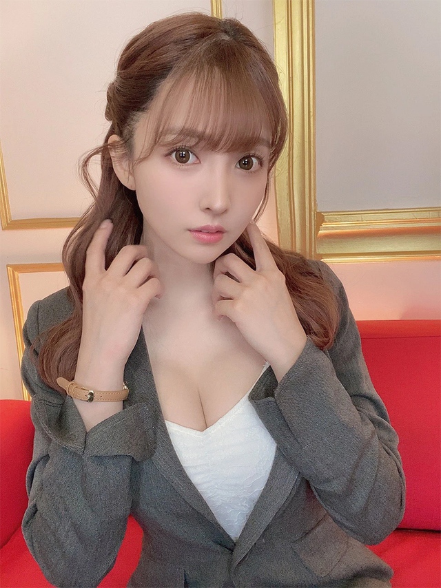 Yua Mikami Surprises Fans with Photos from Vietnam 5 Yua Mikami candid photo