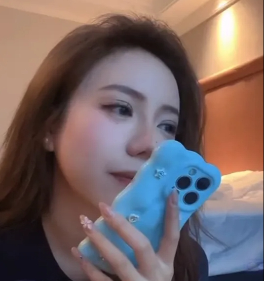 Streamer Offers Big Reward to Anyone Who Has Her Baby 4 Streamer Lolita smiling