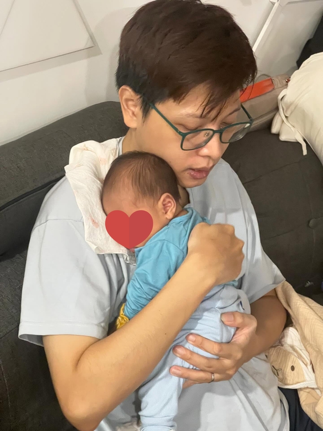 MC Minh Nghi Shares How Husband Bomman Cares for Her During Maternity 4 Bomman holding baby Mocha