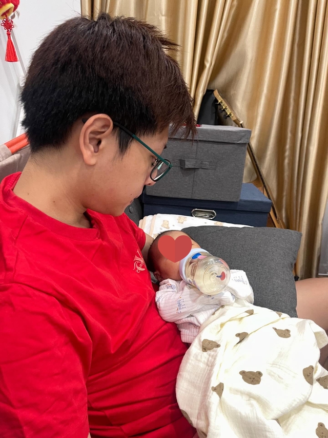 MC Minh Nghi Shares How Husband Bomman Cares for Her During Maternity 3 Minh Nghi and Bomman family photo