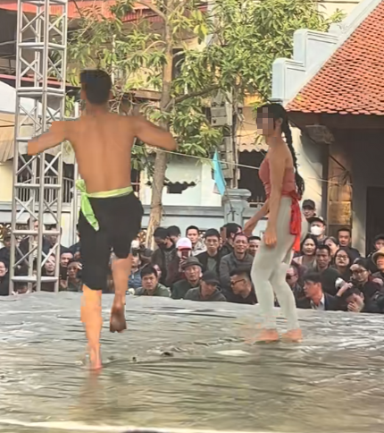 Female Wrestler Stuns Fans Wearing Tight Gym Gear in Match 4 Wrestling match moment