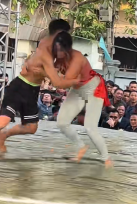 Female Wrestler Stuns Fans Wearing Tight Gym Gear in Match 6 Female wrestler preparing