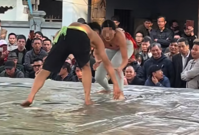 Female Wrestler Stuns Fans Wearing Tight Gym Gear in Match 5 Wrestling event crowd