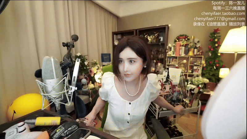 Streamer Chen Yifaer Stays Cool After Wardrobe Slip Live 3 Chen Yifaer wardrobe slip gif
