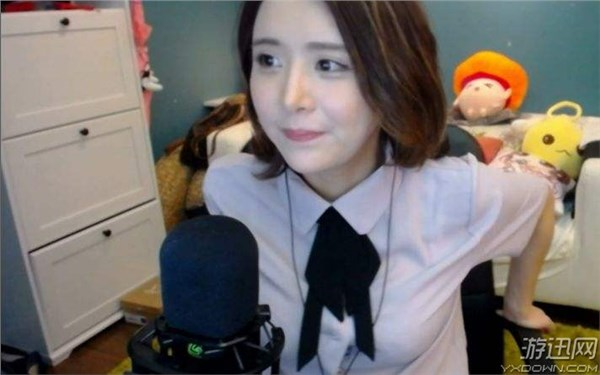 Streamer Chen Yifaer Stays Cool After Wardrobe Slip Live 1 Chen Yifaer streaming