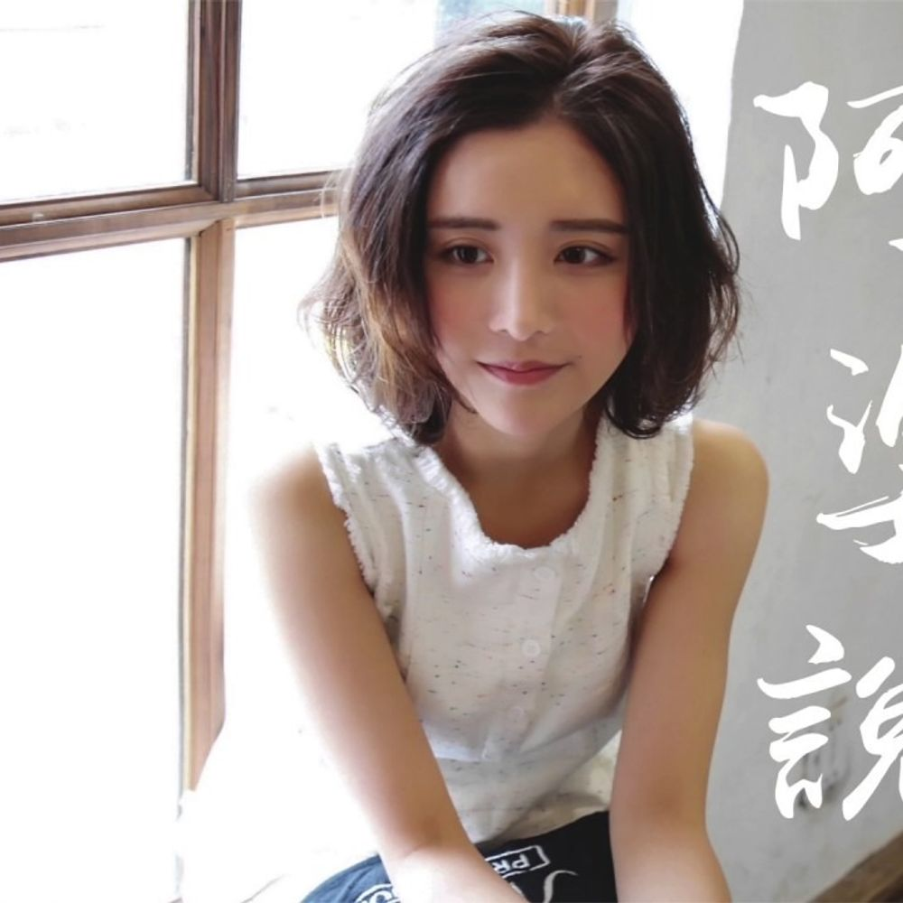 Streamer Chen Yifaer Stays Cool After Wardrobe Slip Live 2 Chen Yifaer in white dress