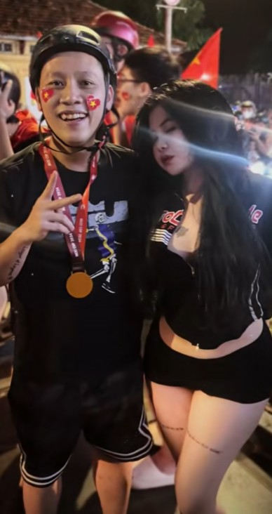 Fans Rush to ID Hot Girl Leaning on Streamer Thầy Giáo Ba 1 Hot girl leaning on streamer Thầy Giáo Ba