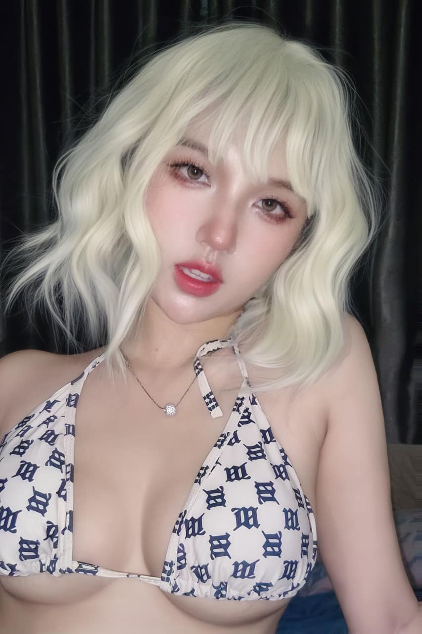 Hanni Lee Stuns Fans with Bold, Sexy New Photos 9 Hanni Lee confident look