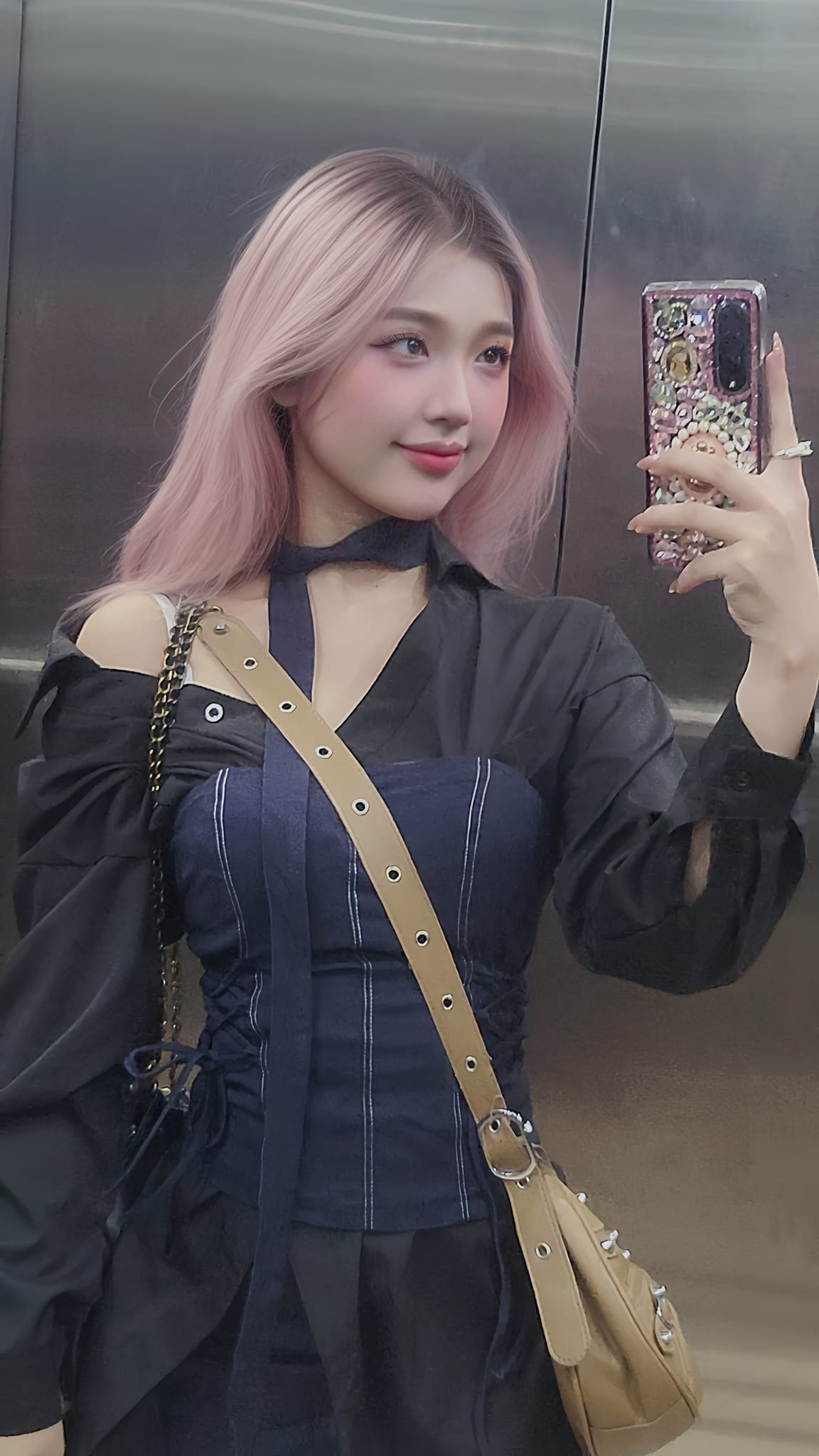 Hanni Lee Stuns Fans with Bold, Sexy New Photos 8 Hanni Lee stylish pose