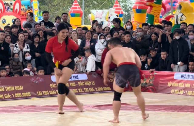 Wrestling a Stunning Female Fighter Leaves Male Opponent Impressed 1 Anh Tho wrestling at Bac Ninh festival