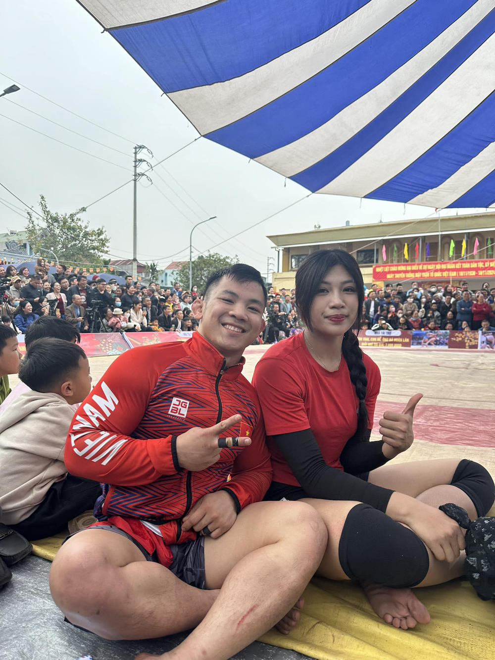 Wrestling a Stunning Female Fighter Leaves Male Opponent Impressed 7 Dao Hong Son wrestling Anh Tho