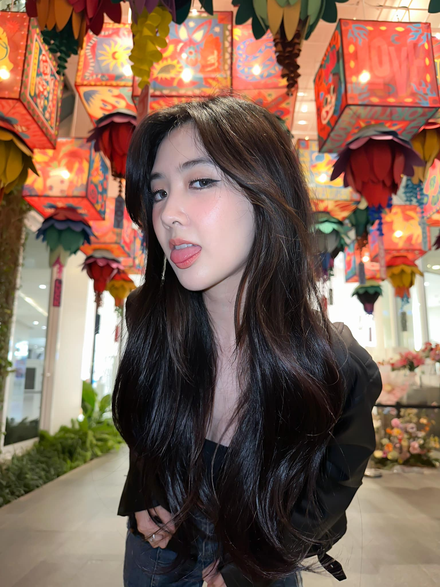 Top Thai Streamer Bizcuitbeer Shifts to Dance and Travel Videos 7 Bizcuitbeer dancing at bar