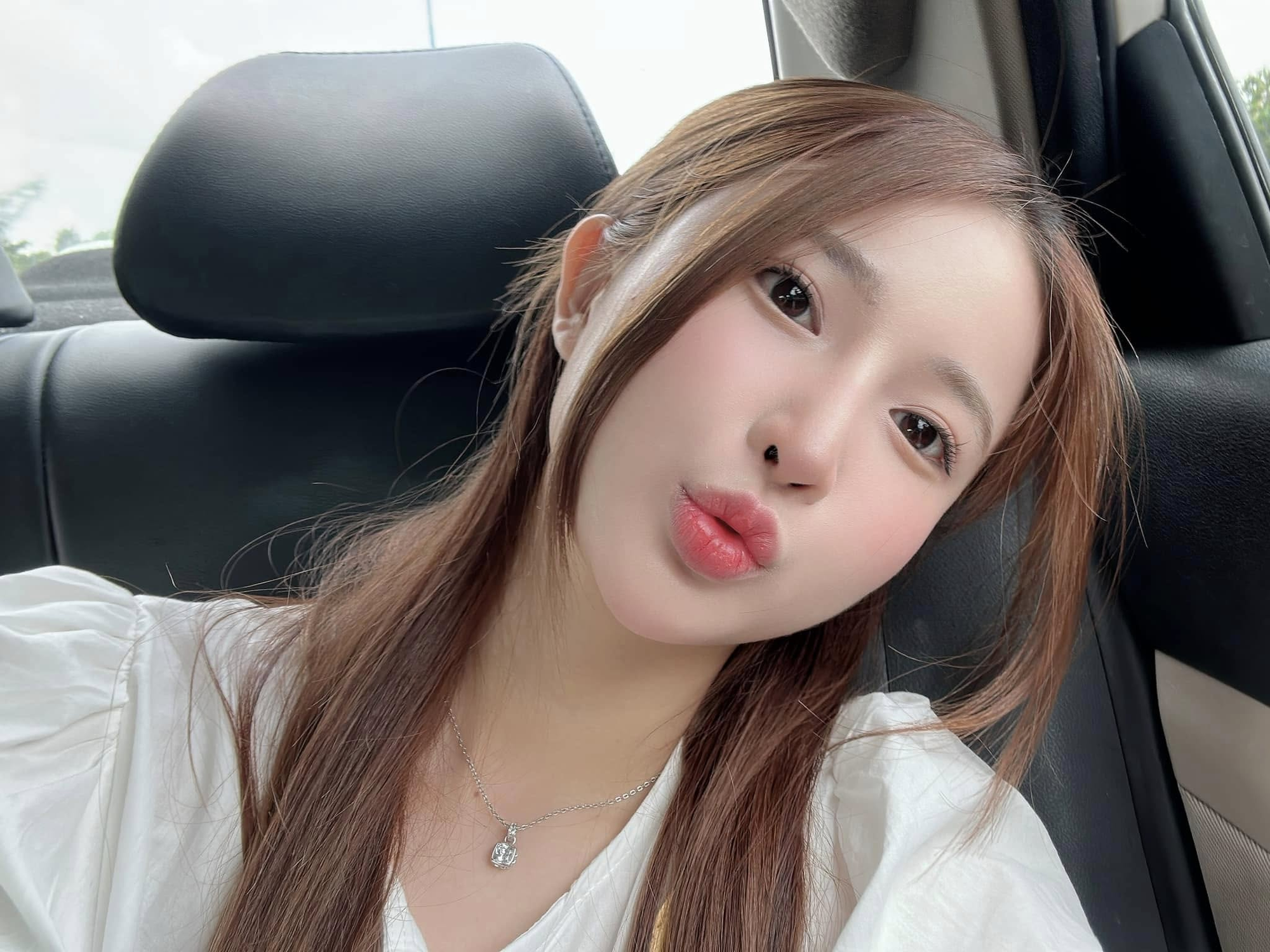 Vietnamese Streamer Shares Sexy Photos but Feels Shy Around Mom 1 With a V-line face, delicate features, and graceful aura, she captivates everyone’s attention.