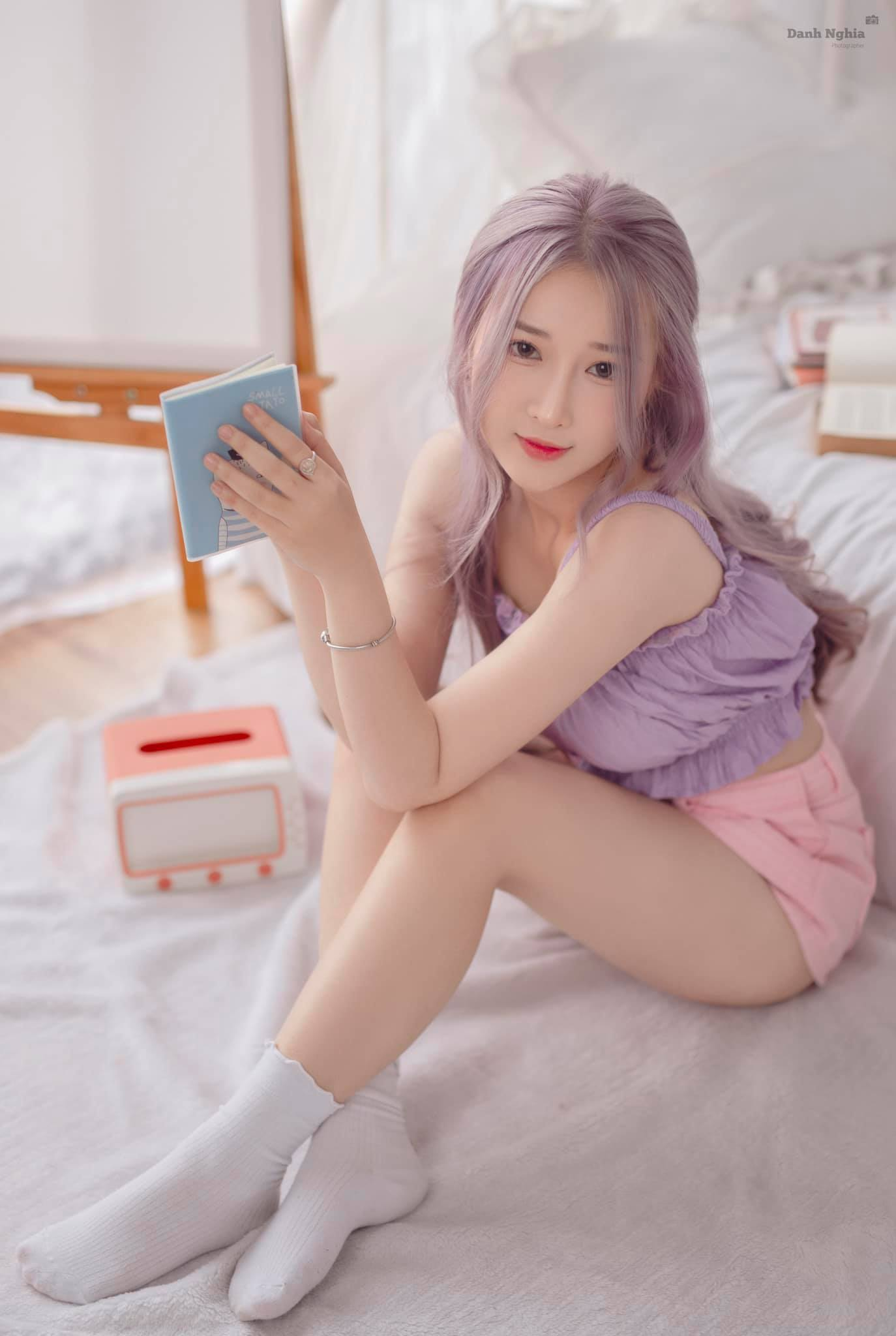 Vietnamese Streamer Shares Sexy Photos but Feels Shy Around Mom 2 Tú Anh has a flawless figure and a diverse fashion style that highlights her personality.
