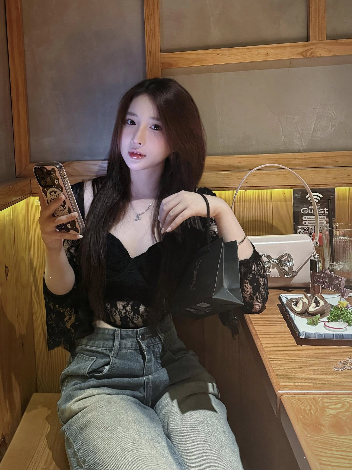 Vietnamese Streamer Shares Sexy Photos but Feels Shy Around Mom 4 photo 1739504767223 1739504767554245115001