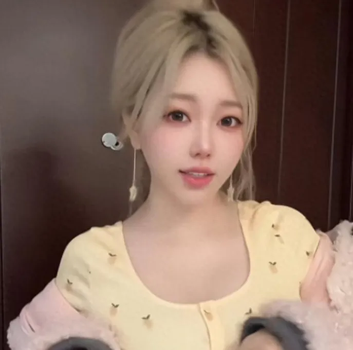 Streamer Sparks Buzz With 700 Million Dong Wedding Challenge 1 Streamer Liu Fei Nhi during her live stream