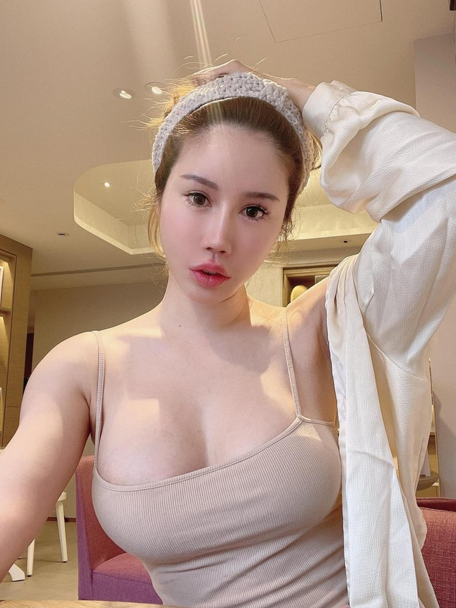 YouTuber Xin Yuri Proves Her Curves Are Real with Shocking Test 1 Xin Yuri posing